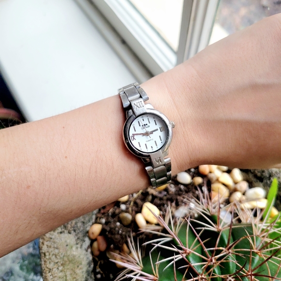 Vintage Nexus Quartz Silver Classic Roman Numerals Watch - Picture 2 of 8